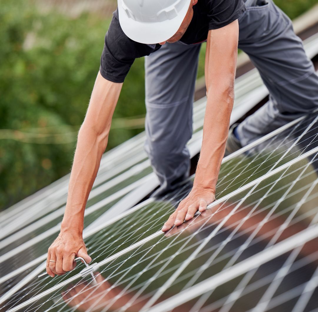 Elektriker, der an einer Photovoltaikanlage arbeitet